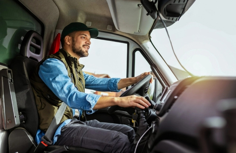 mężczyzna jedzie samochodem